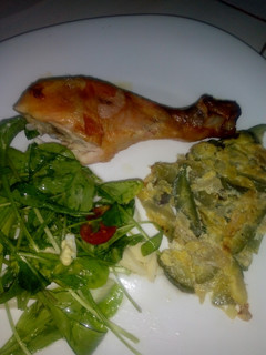 Una foto de "Pollo al horno, con tortilla de zapallitos y ensalada de rúcula"