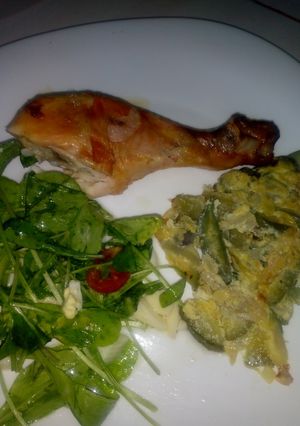 Una foto de "Pollo al horno, con tortilla de zapallitos y ensalada de rúcula"