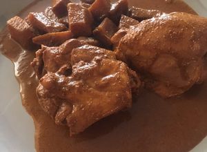 Una foto de Pollo en pipián con chilacayotes