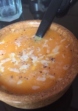 Una foto de Sopa crema de calabaza 🎃♥️