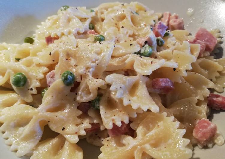 Recipe of Award-winning Le farfalle alla panna prosciutto e piselli