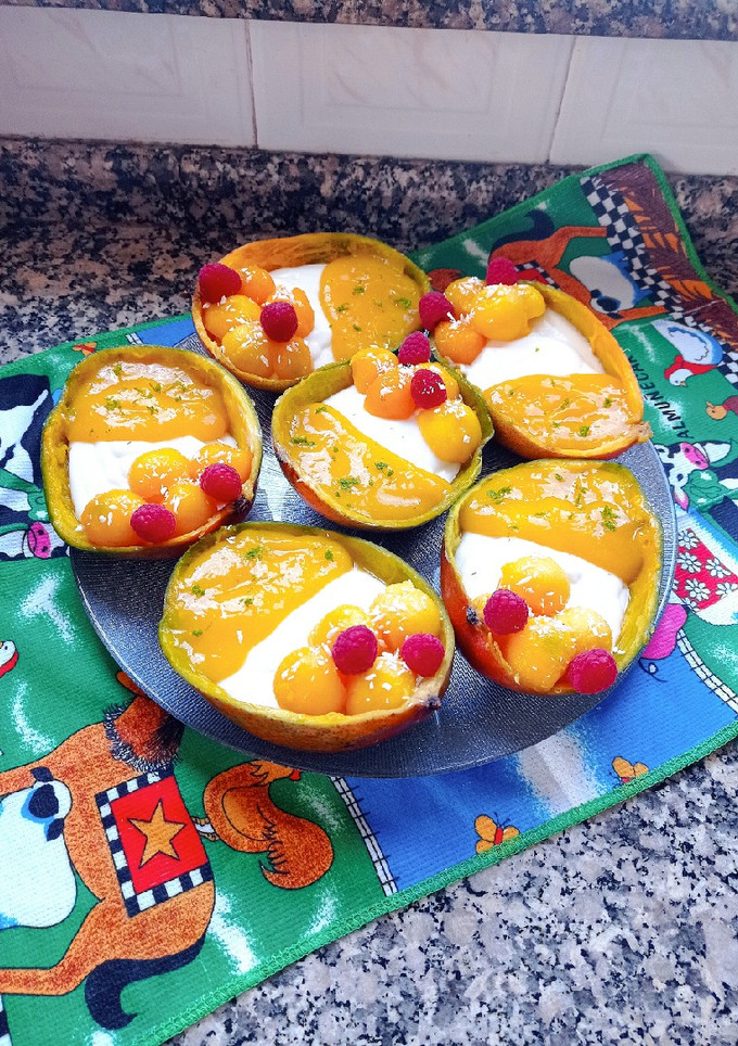 Una foto de Mangos 🥭 rellenos de mousse de coco 🥥