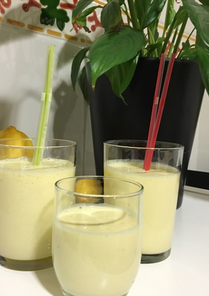 Una foto de Smoothie de mango, plátano y pera