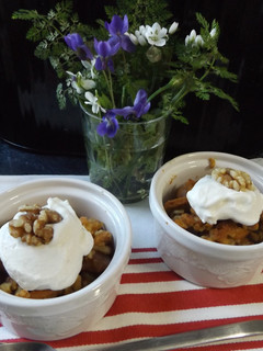 Una foto de Peras al Oporto con crumble de nueces