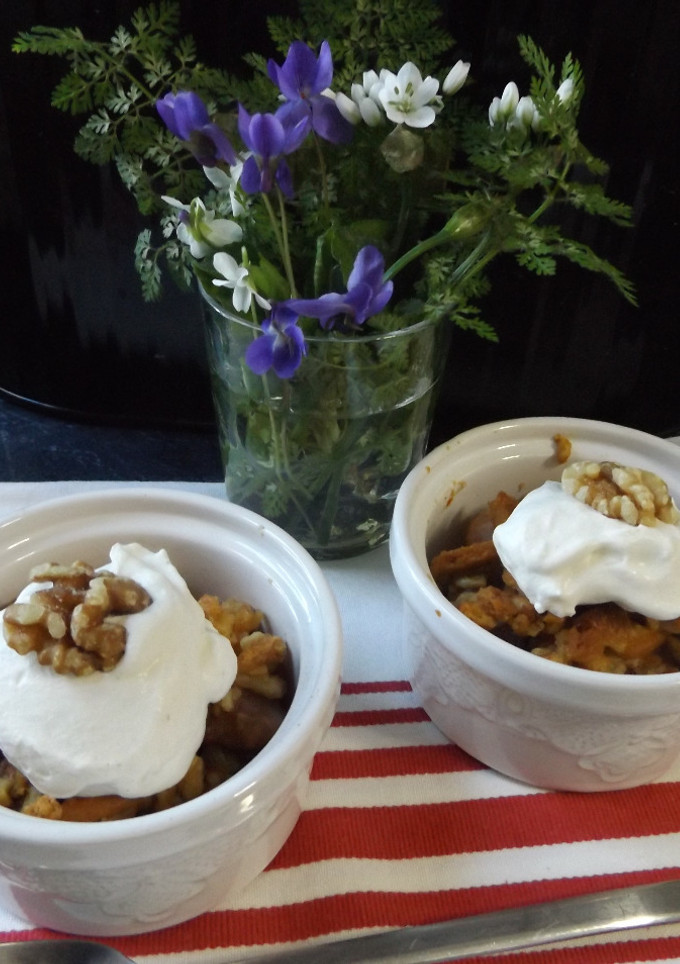 Una foto de Peras al Oporto con crumble de nueces