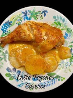 Una foto de Muslos de pollo al horno con papas