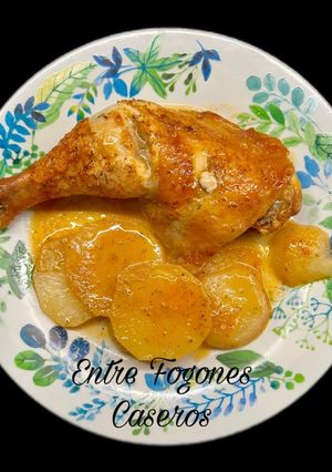 Una foto de Muslos de pollo al horno con papas