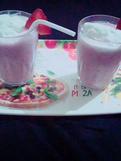 स्ट्रॉबेरी शेक (Strawberry shake recipe in Hindi) रेसिपी मुख्य फोटो