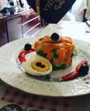 Ensaladilla de verduras con salmón, huevo duro y aderezo Vidalim y ensaladilla rusa