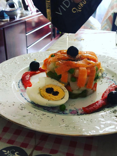Una foto de Ensaladilla de verduras con salmón, huevo duro y aderezo Vidalim y ensaladilla rusa
