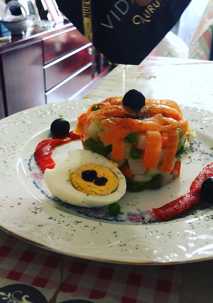 Una foto de Ensaladilla de verduras con salmón, huevo duro y aderezo Vidalim y ensaladilla rusa