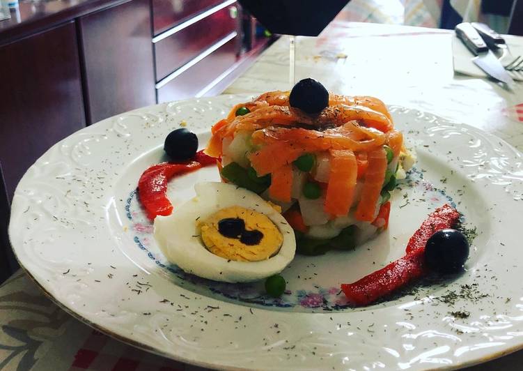 Ensaladilla de verduras con salmón, huevo duro y aderezo Vidalim y ensaladilla rusa