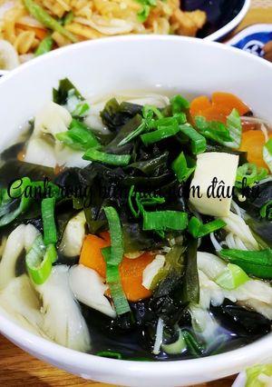 Hình của món Canh rong biển nấu nấm đậu hũ.