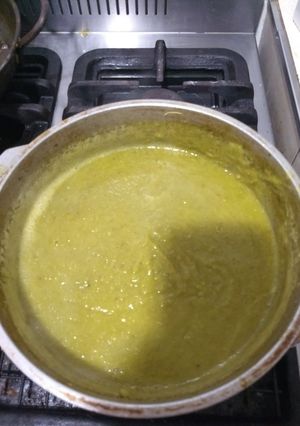 Una foto de Sopa crema de arvejas, apio y zanahoria