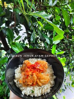 Foto resep Nasi Daun Jeruk Ayam Geprek