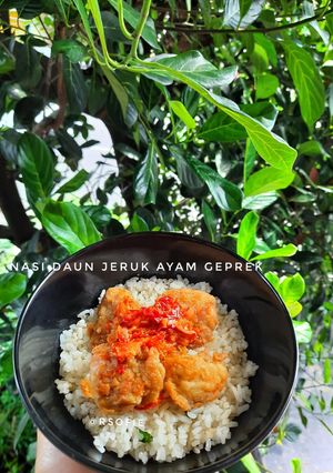 Foto resep Nasi Daun Jeruk Ayam Geprek