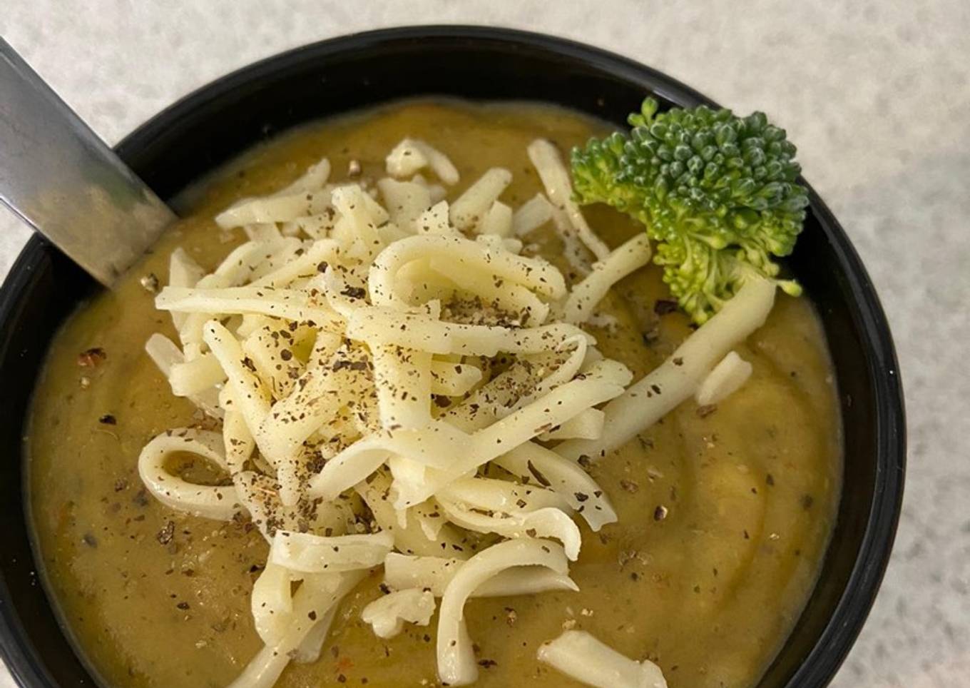Vegetable cream soup with cheese