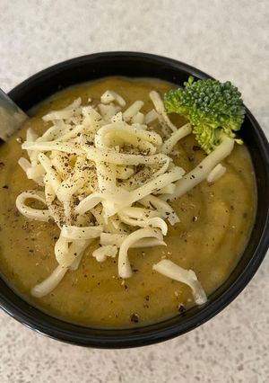 A picture of Vegetable cream soup with cheese.