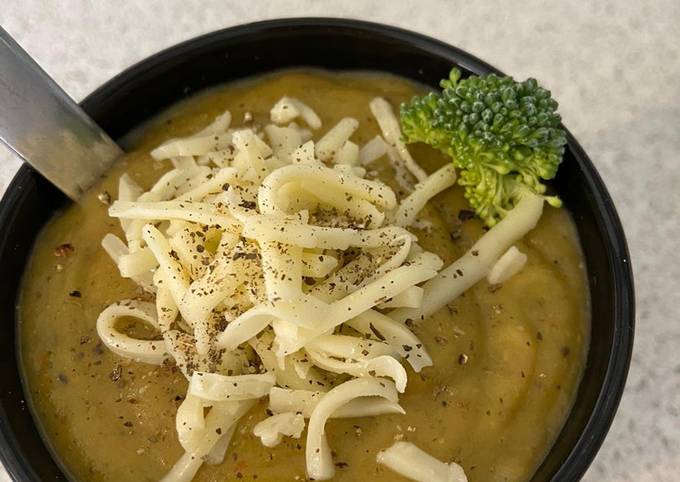 Vegetable cream soup with cheese