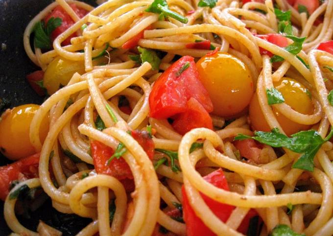 Super Easy Spaghetti with Anchovies & Fresh Tomatoes for 2