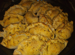 Una foto de Empanadas de Pollo al Horno + Masa + Salsa