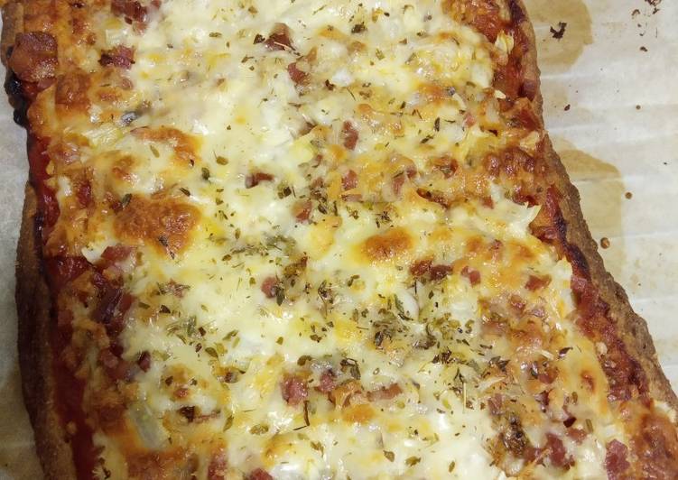 Pizza de kebab con jamón Serrano, cebolla y salsa de yogurt