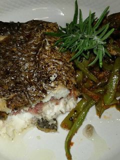 Una foto de Lubina rellena de jamón ibérico con judías salteadas