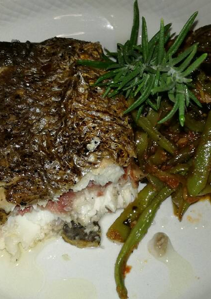 Una foto de Lubina rellena de jamón ibérico con judías salteadas