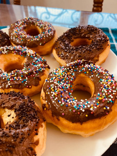 Una foto de Donas bañadas con chocolate 🍩