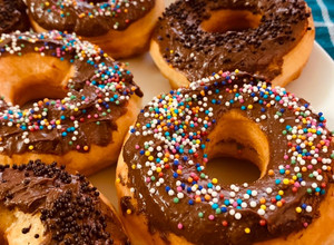 Una foto de Donas bañadas con chocolate 🍩