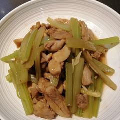 Celery w/ Chicken A picture of Celery w/ Chicken.