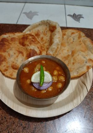 ছোলে ভটুরে (chole bhature recipe in Bengali) রেসিপির প্রধান ছবি