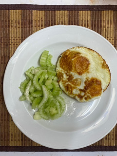 Una foto de Huevo a la Española con ensalada
