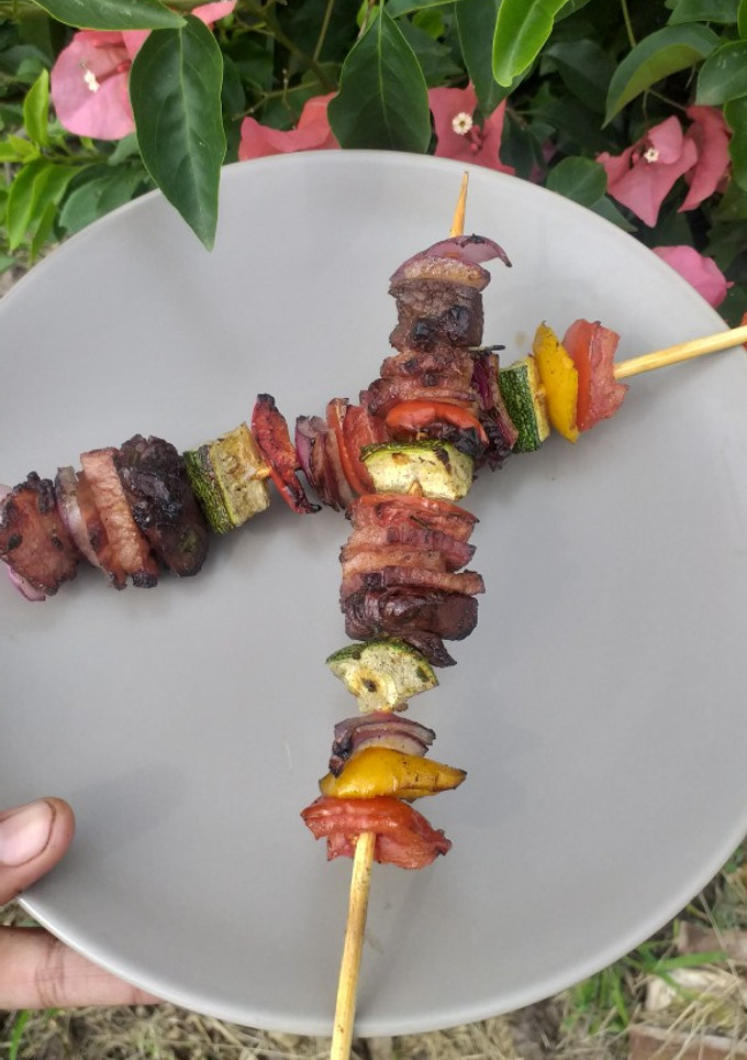 Una foto de Brocheta de res