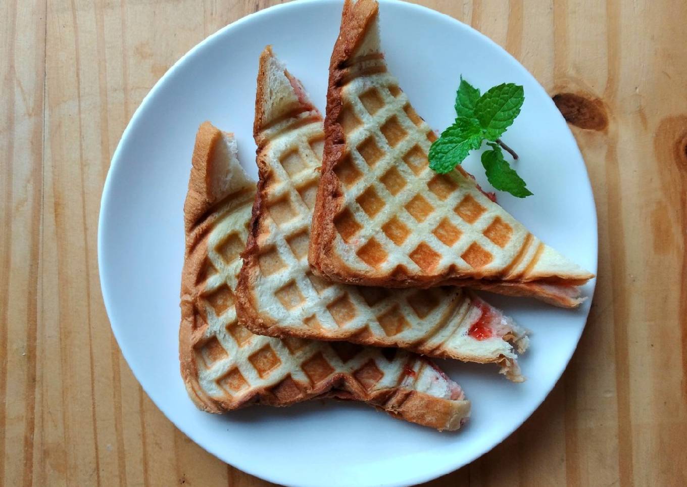 Waffle Strawberry Roti Tawar