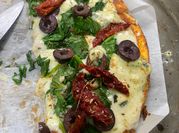Una foto de pizza base de pollo
