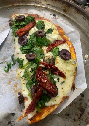 Una foto de Pizza keto con base de pollo
