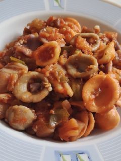 Una foto de Orecchiette con salsa de tomate y verduras de temporada🍅