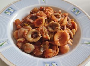 Una foto de Orecchiette con salsa de tomate y verduras de temporada🍅