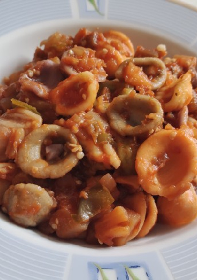 Una foto de Orecchiette con salsa de tomate y verduras de temporada🍅