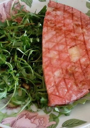 Foto di Mortadella sulla piastra con rucola e aceto balsamico