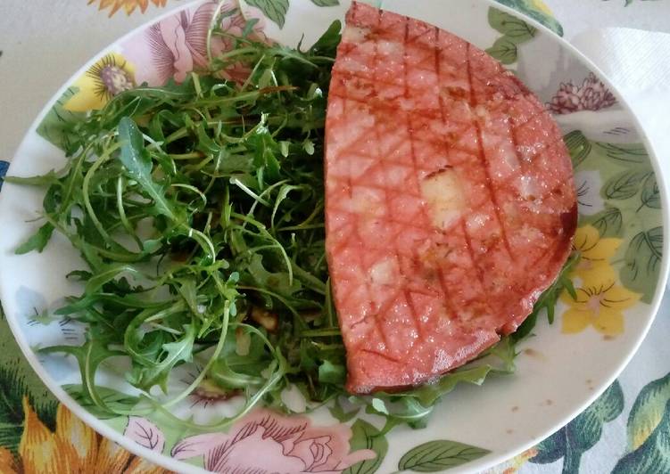 Mortadella sulla piastra con rucola e aceto balsamico