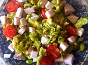 Una foto de pasta con queso feta y tomate cherry