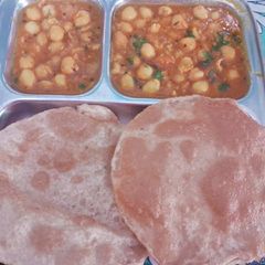 A picture of Chole -puri.