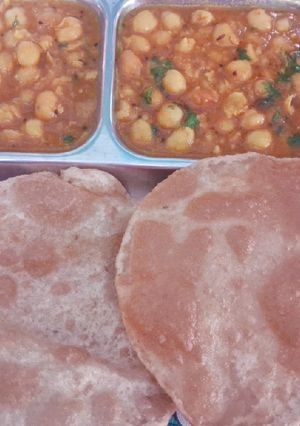 A picture of Chole -puri.