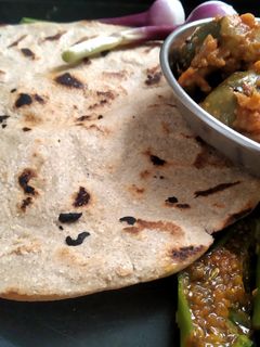 જુવાર ના લોટ નો રોટલો (Jowar Rotlo Recipe In Gujarati) રેસીપી મુખ્ય ફોટો