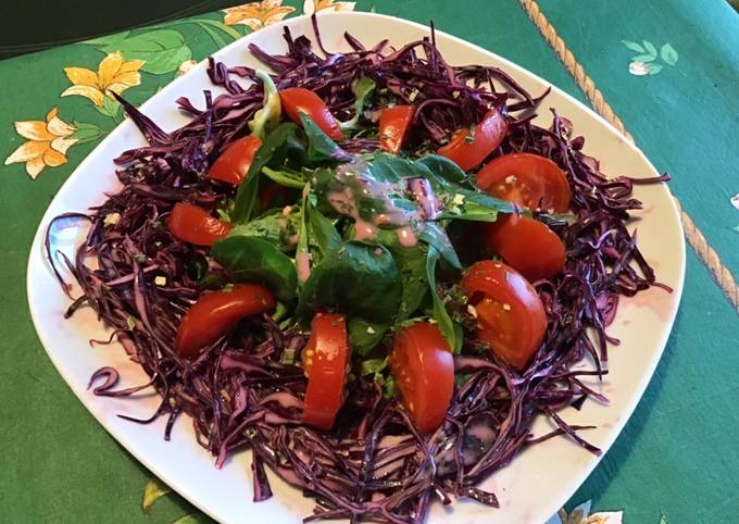 Recette de Parfait Salade de chou rouge,mâche et tomates sauce rose