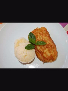 Una foto de Torrijas con helado de canela