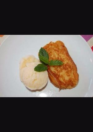 Una foto de Torrijas con helado de canela