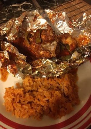 Una foto de Mixiotes de pollo y nopales